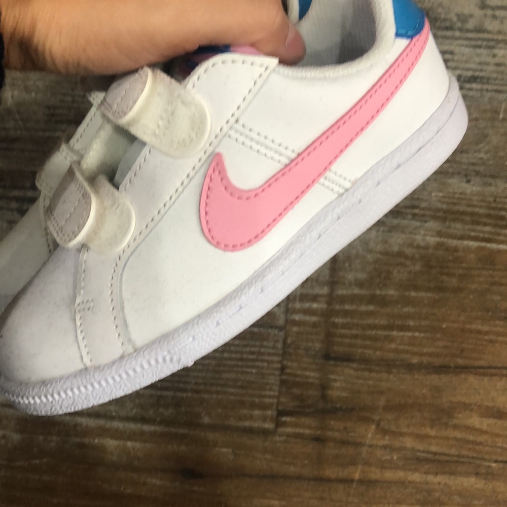 New! Girls NIKE SHOSE. - Picture 2 of 6